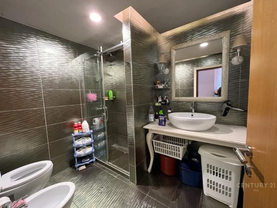 Tirane, jepet me qera apartament 2+1+Ballkon Kati 2, 90 m² 650 € (prane Square 21)