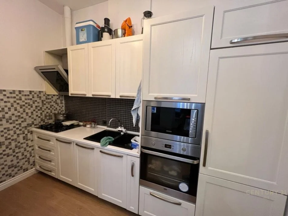 Tirane, jepet me qera apartament 2+1+Ballkon Kati 2, 90 m² 650 € (prane Square 21)