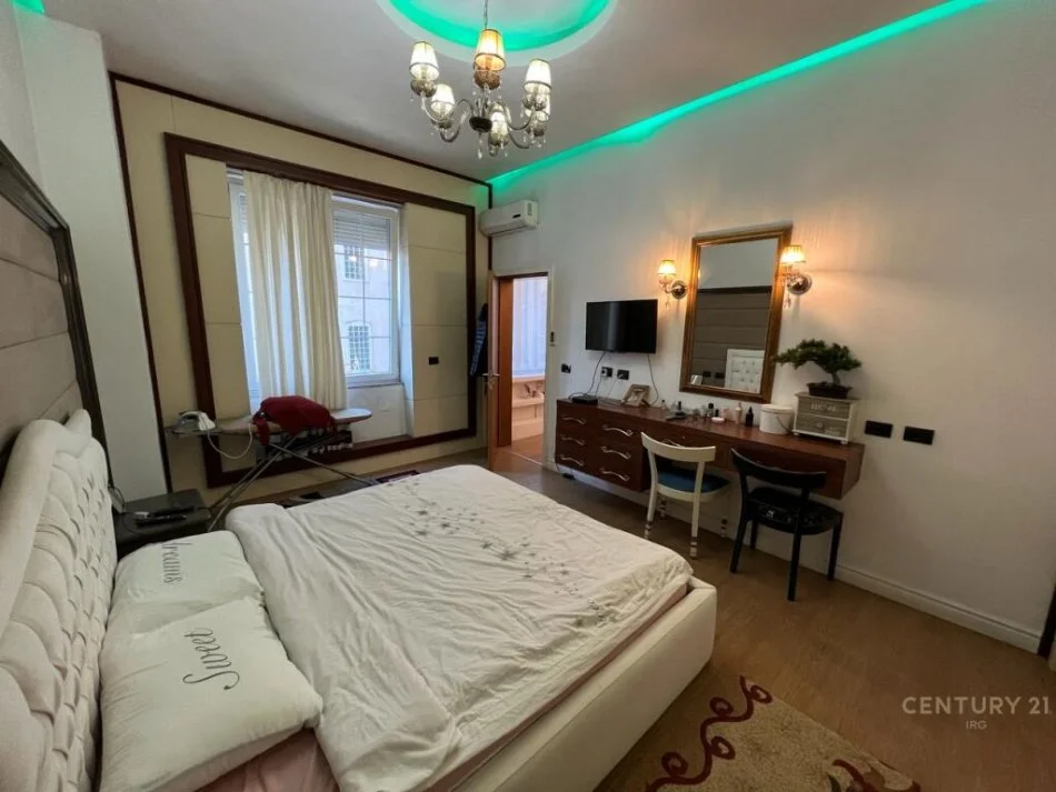 Tirane, jepet me qera apartament 2+1+Ballkon Kati 2, 90 m² 650 € (prane Square 21)