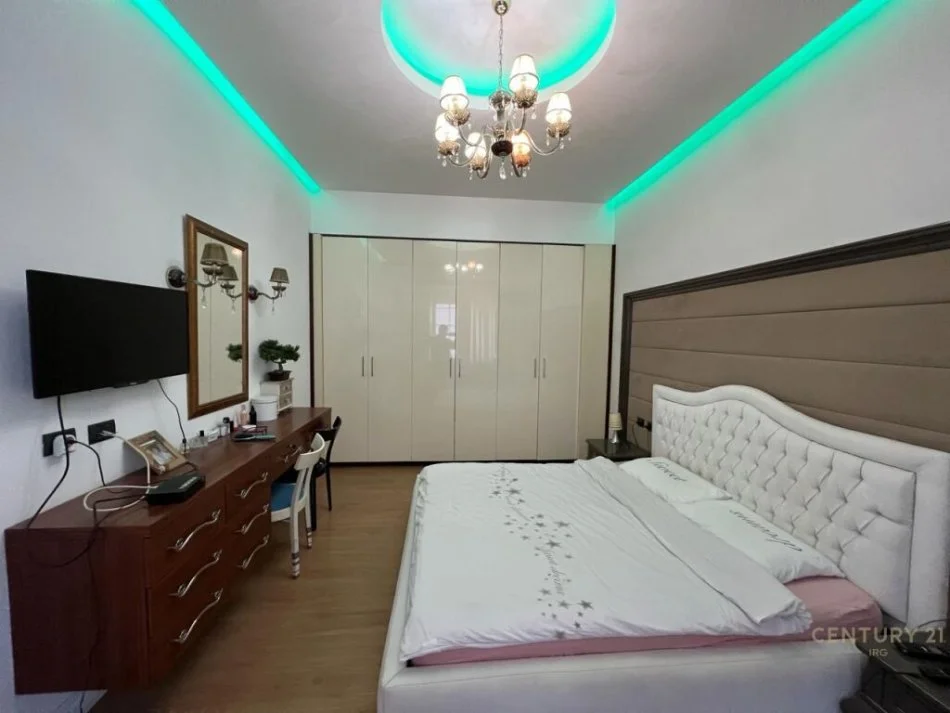 Tirane, jepet me qera apartament 2+1+Ballkon Kati 2, 90 m² 650 € (prane Square 21)