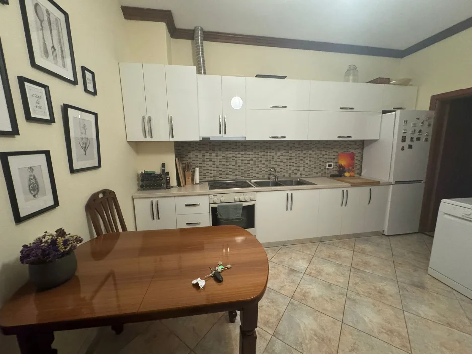 Tirane, jepet me qera Vile 2 Katshe Kati 1, 1.300 € (rruga riza cerova)