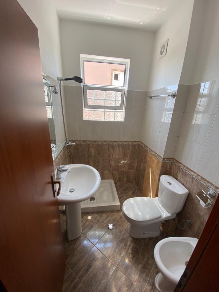 Shqiperi, jepet me qera apartament 1+1 Kati 3, 110 m² 450 € (Pizeri kinostudio)