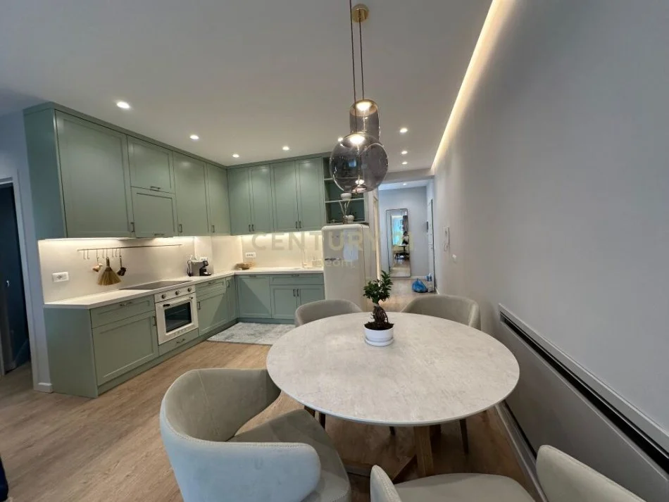 Tirane, jepet me qera apartament 2+1 Kati 2, 100 m² 1.350 € (liqeni i thate)