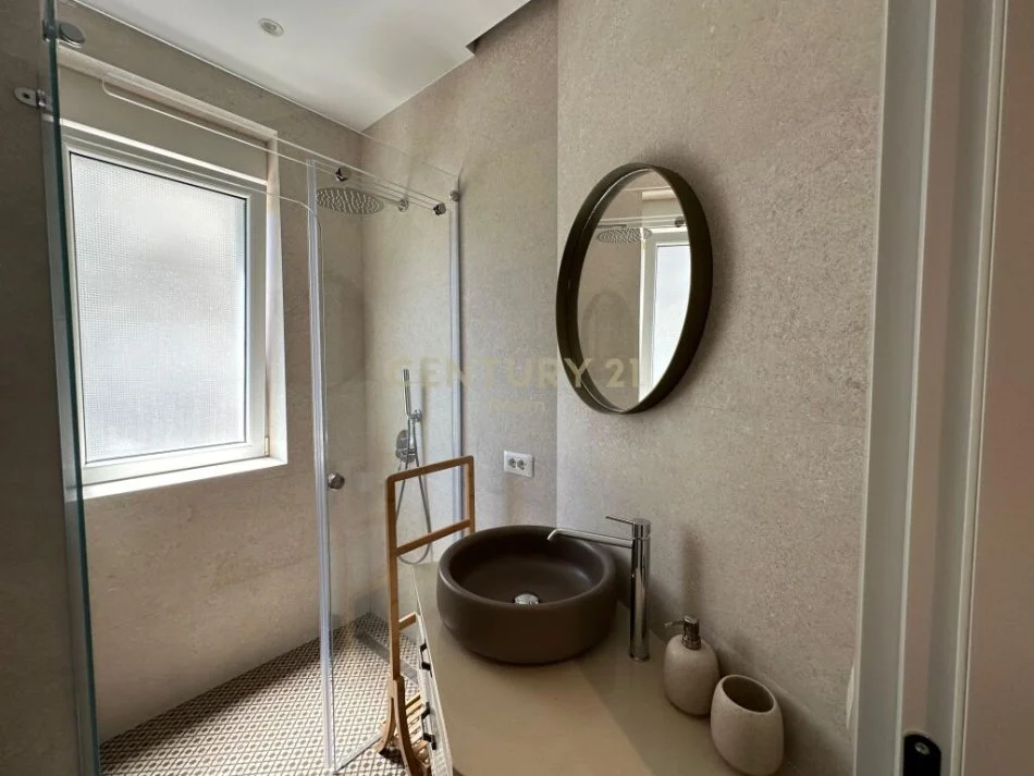 Tirane, jepet me qera apartament 2+1 Kati 2, 100 m² 1.350 € (liqeni i thate)