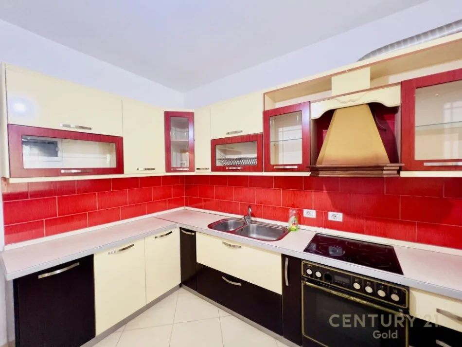 Tirane, jepet me qera apartament 1+1+Ballkon Kati 2, 65 m² 300 € (Fresku)