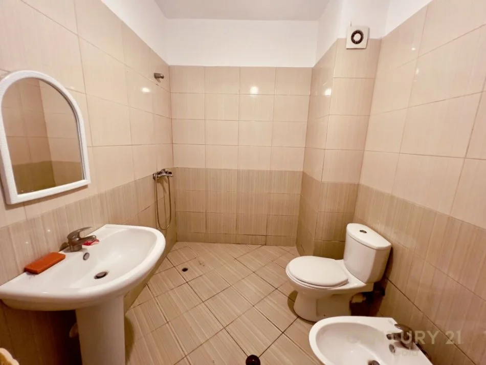 Tirane, jepet me qera apartament 1+1+Ballkon Kati 2, 65 m² 300 € (Fresku)