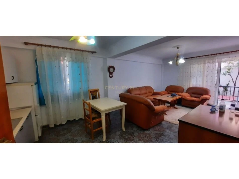 Tirane, jepet me qera shtepi 1+1 Kati 1, 65 m² 400 € (Rruga e Kavajes ,prane Globe)
