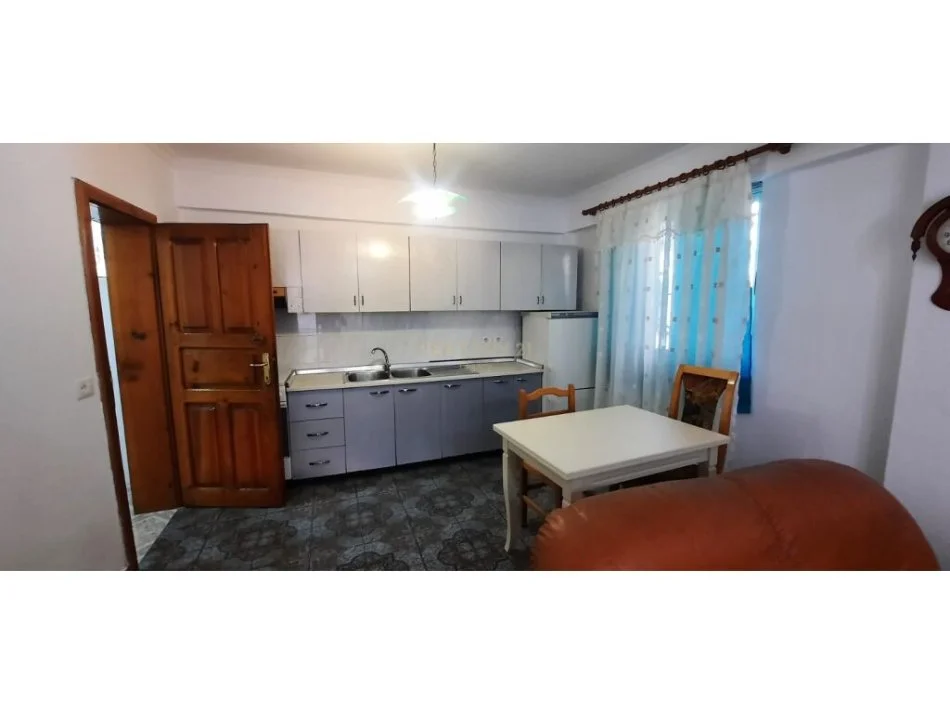 Tirane, jepet me qera shtepi 1+1 Kati 1, 65 m² 400 € (Rruga e Kavajes ,prane Globe)