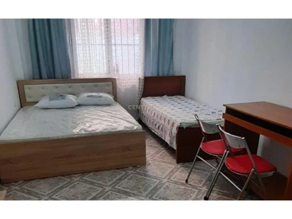 Tirane, jepet me qera shtepi 1+1 Kati 1, 65 m² 400 € (Rruga e Kavajes ,prane Globe)