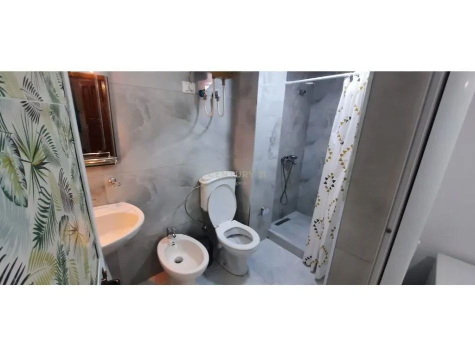 Tirane, jepet me qera shtepi 1+1 Kati 1, 65 m² 400 € (Rruga e Kavajes ,prane Globe)