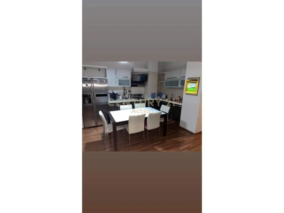 Tirane, jepet me qera apartament 2+1 Kati 4, 112 m² 550 € (qender)