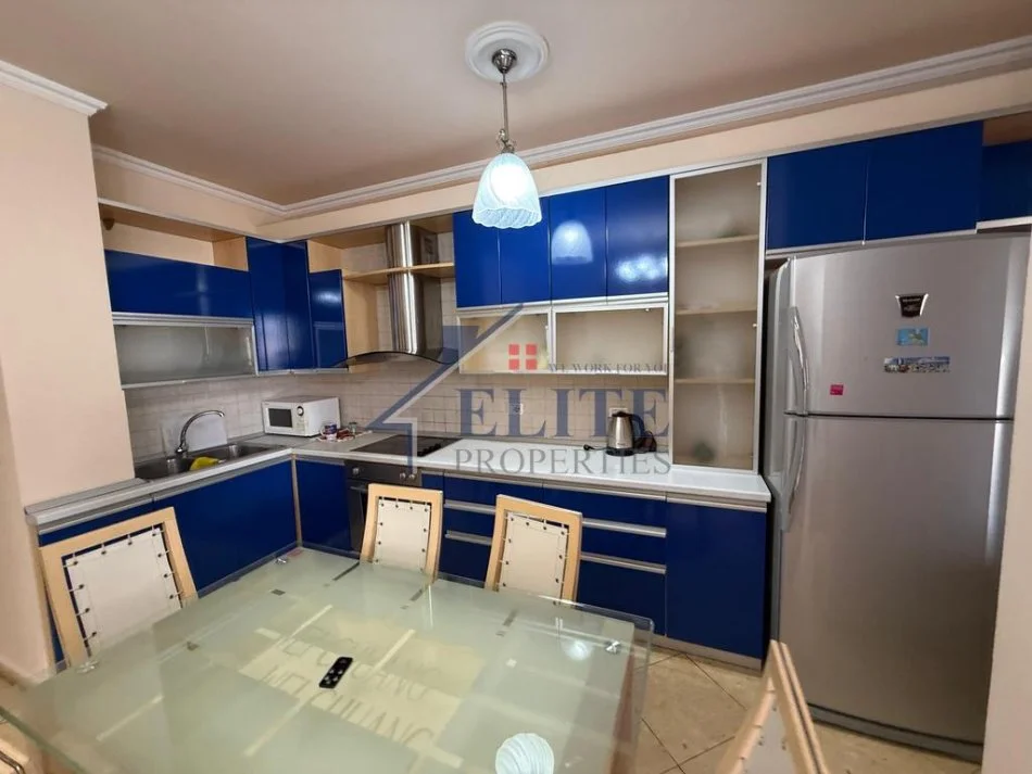 Tirane, jepet me qera apartament 1+1+Ballkon Kati 4, 80 m² 550 € (Shkolla e Kuqe)