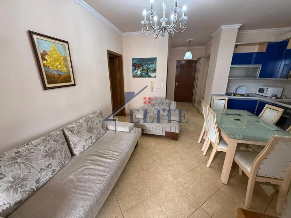 Tirane, jepet me qera apartament 1+1+Ballkon Kati 4, 80 m² 550 € (Shkolla e Kuqe)