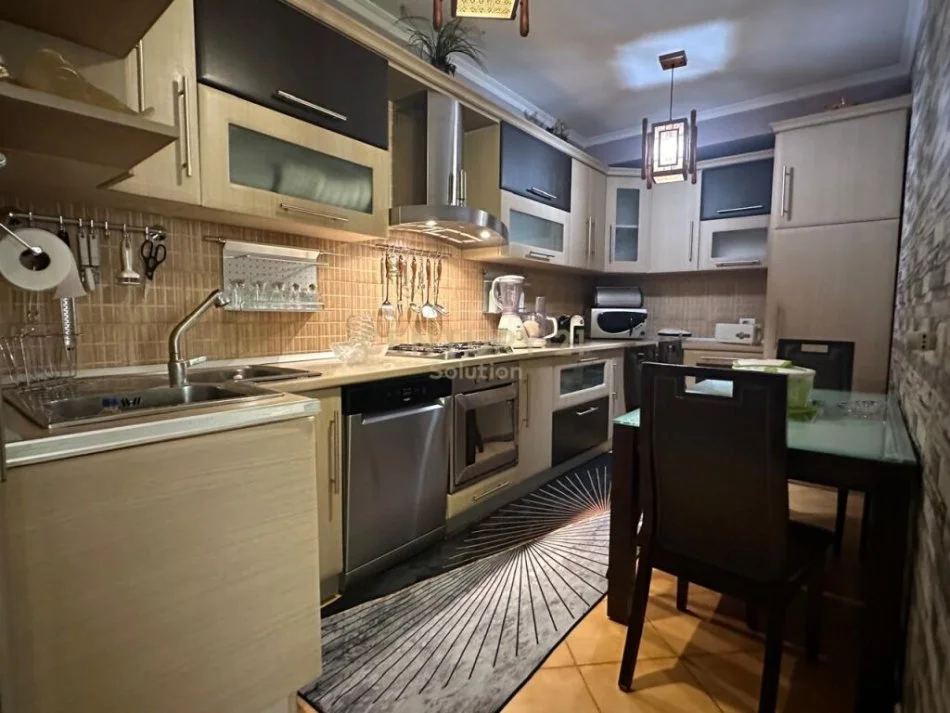 jepet me qera apartament 1+1+Ballkon Kati 4, 80 m² 700 € (Prane Air Albania Stadium)