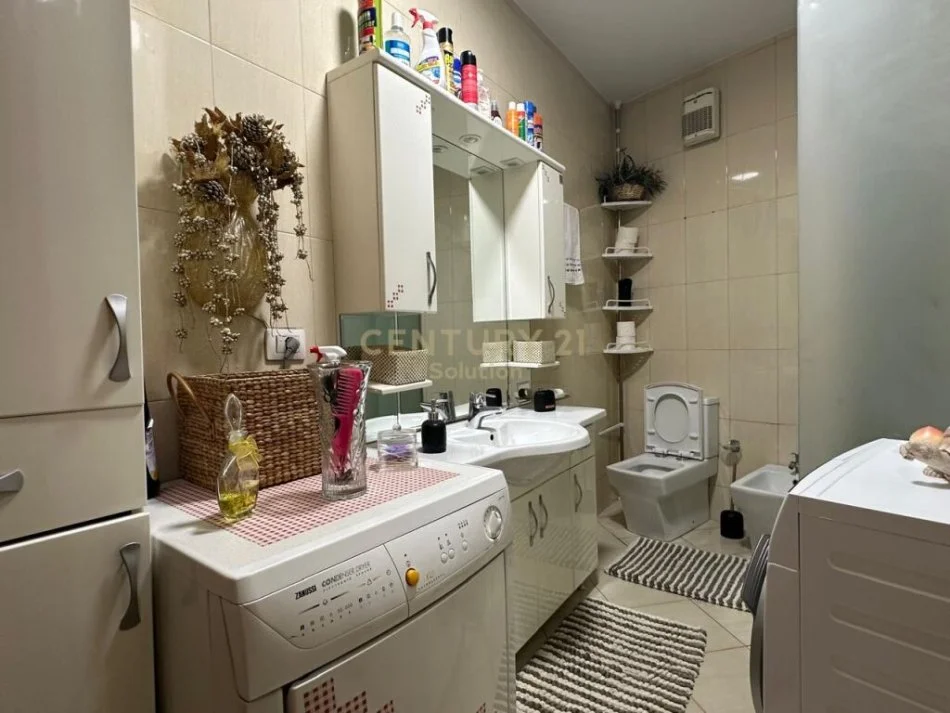 jepet me qera apartament 1+1+Ballkon Kati 4, 80 m² 700 € (Prane Air Albania Stadium)