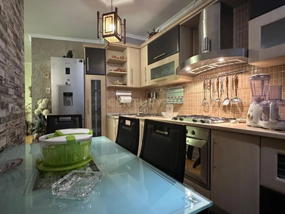 jepet me qera apartament 1+1+Ballkon Kati 4, 80 m² 700 € (Prane Air Albania Stadium)