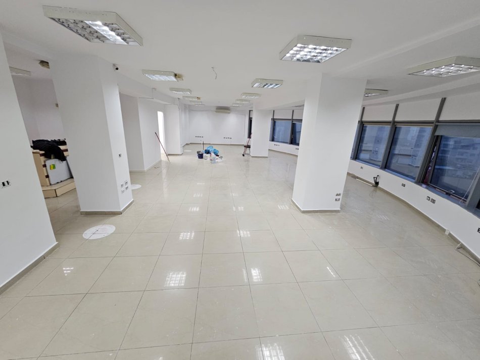 Tirane, jepet me qera zyre Kati 5, 300 m² 2.700 € (Selvia)
