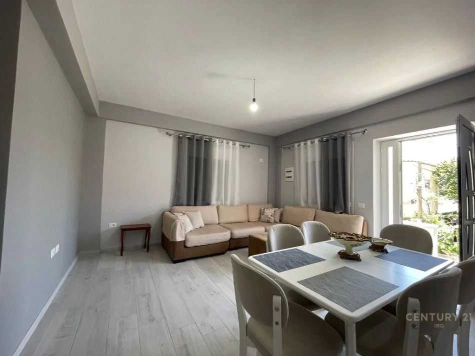 Tirane, jepet me qera Vile 1+1 , 90 m² 500 € (5 Maji)