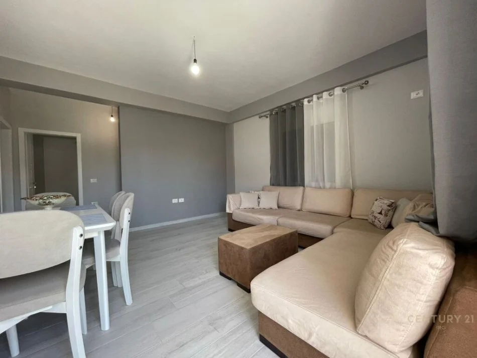 Tirane, jepet me qera Vile 1+1 , 90 m² 500 € (5 Maji)
