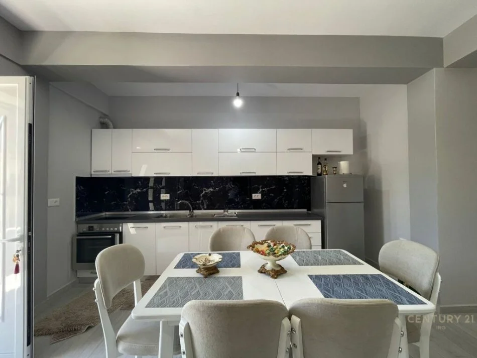 Tirane, jepet me qera Vile 1+1 , 90 m² 500 € (5 Maji)