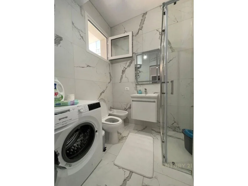 Tirane, jepet me qera Vile 1+1 , 90 m² 500 € (5 Maji)