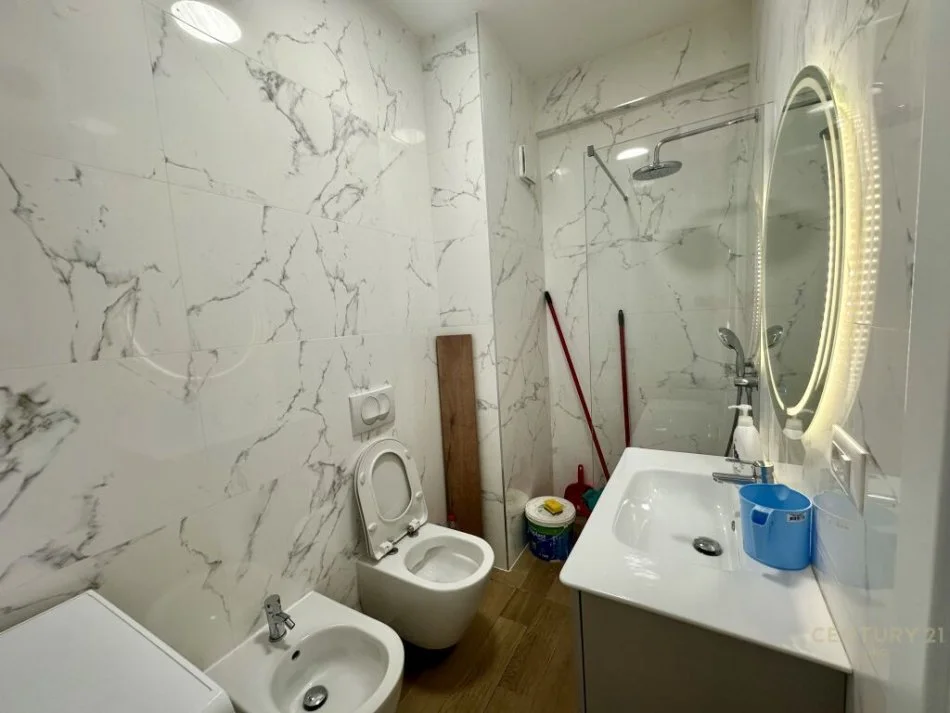 Tirane, jepet me qera apartament 1+1 Kati 4, 57 m² 480 € (Brryli)