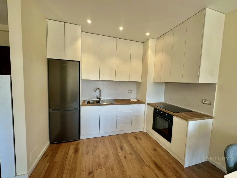Tirane, jepet me qera apartament 1+1 Kati 4, 57 m² 480 € (Brryli)