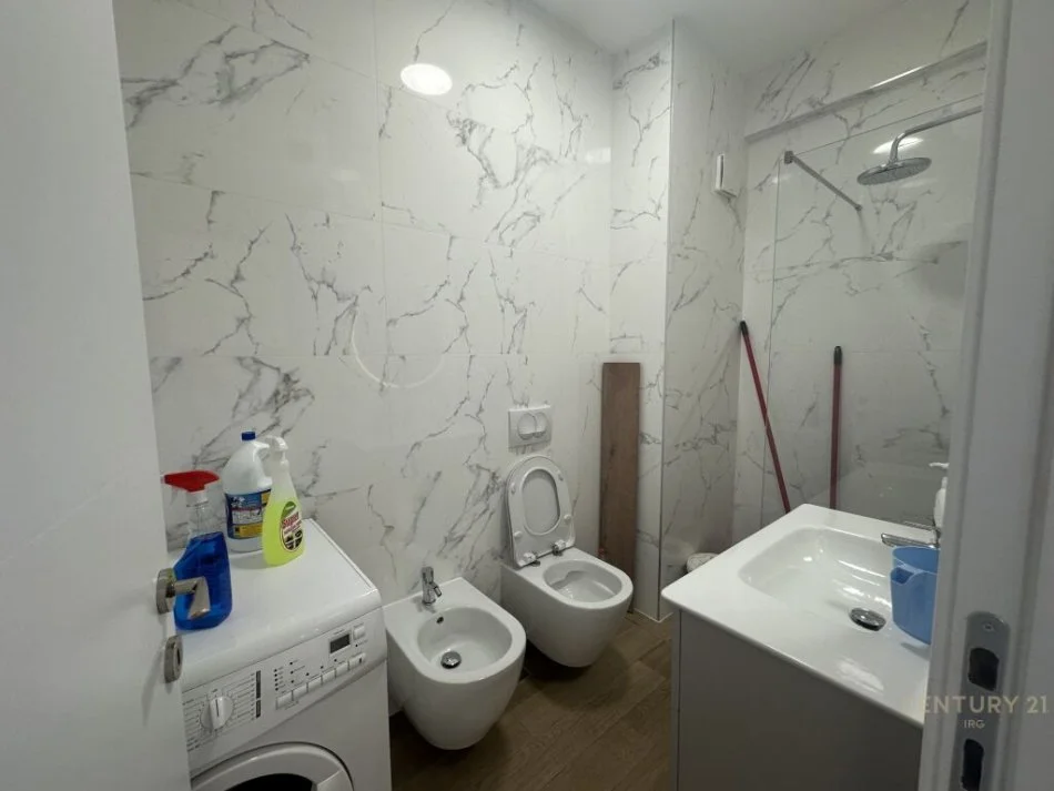 Tirane, jepet me qera apartament 1+1 Kati 4, 57 m² 480 € (Brryli)