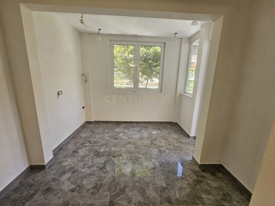 Tirane, shitet apartament 2+1+Ballkon Kati 1, 75 m² 140.000 € (Rruga Ferit Xhajko, ish Restorant Durresi, prane Rruges 5 Maji)