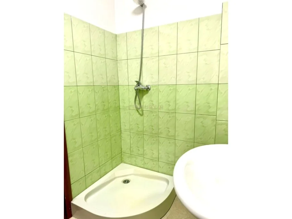 Tirane, jepet me qera apartament 1+1 Kati 4, 45 m² 530 € (Komuna e Parisit, Tiranë)