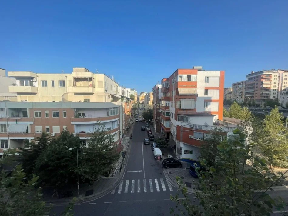 Tirane, jepet me qera apartament 1+1 Kati 4, 45 m² 530 € (Komuna e Parisit, Tiranë)