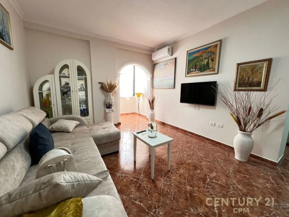 Tirane, jepet me qera apartament 1+1 Kati 1, 