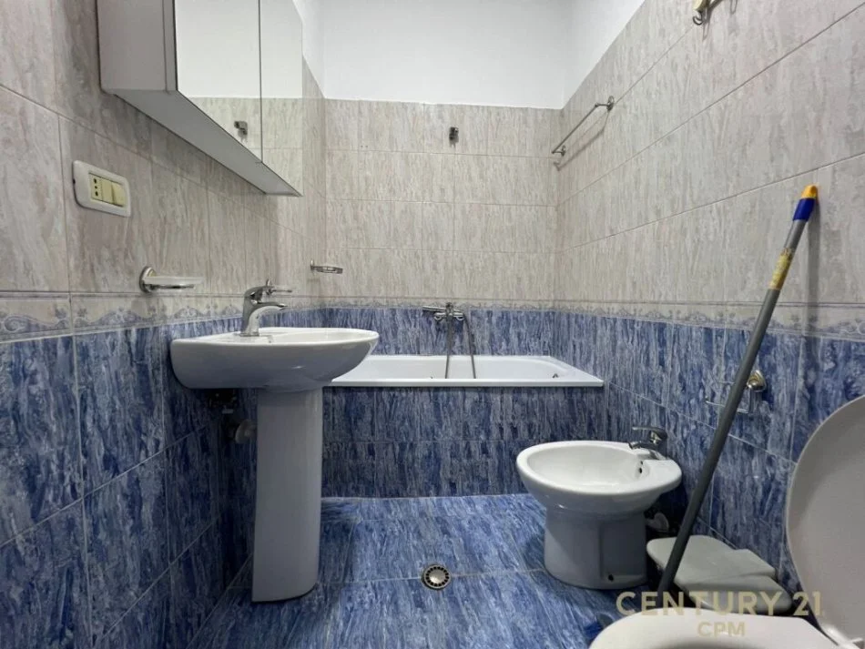 Tirane, jepet me qera apartament 1+1 Kati 1, 