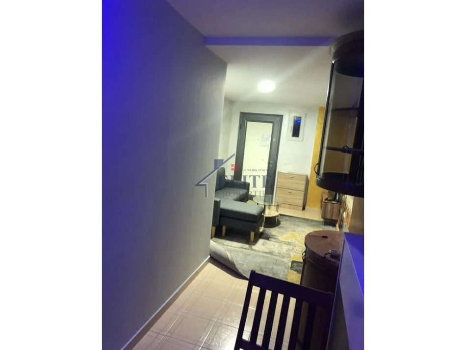 Tirane, jepet me qera apartament 1+1+Ballkon Kati 1, 50 m² 450 € (Pazari i ri)