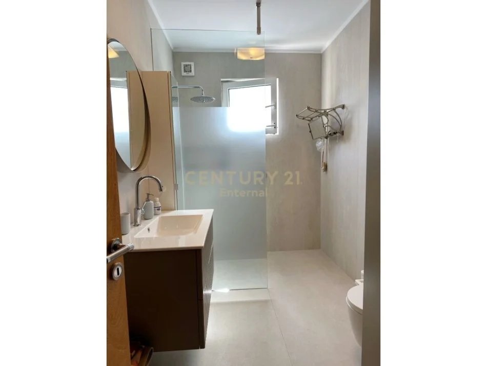 Tirane, jepet me qera apartament 2+1 Kati 4, 111 m² 1.300 € (liqeni i thate)