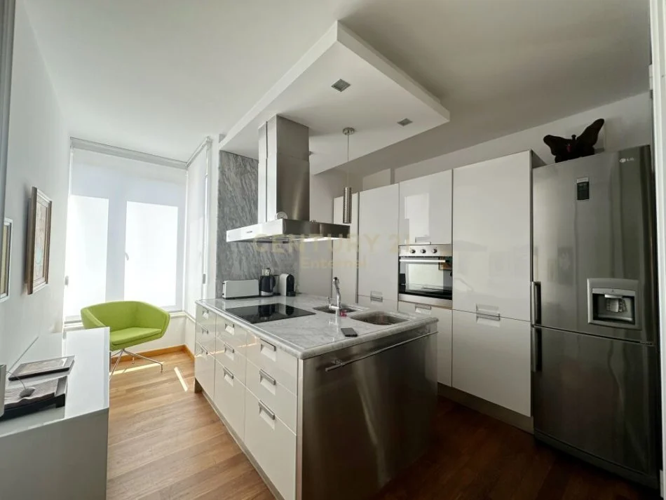 Tirane, jepet me qera apartament 2+1 Kati 4, 111 m² 1.300 € (liqeni i thate)