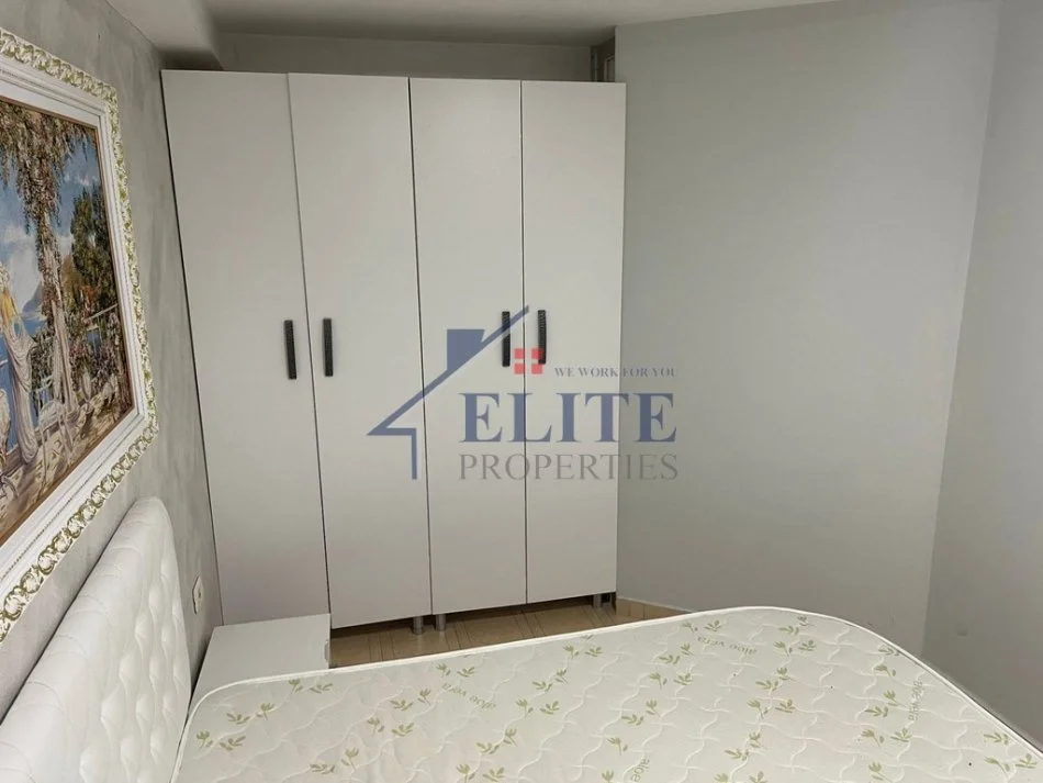 Tirane, jepet me qera apartament 1+1+Ballkon Kati 1, 50 m² 450 € (Pazari i ri)