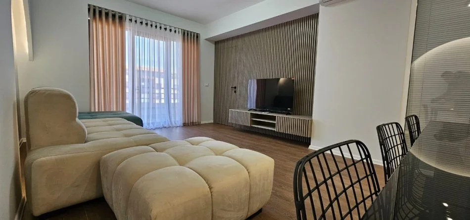 SHITET SUPER APARTAMENT 2+1 PRANE SHKOLLES”PETRONINI LUARASI”