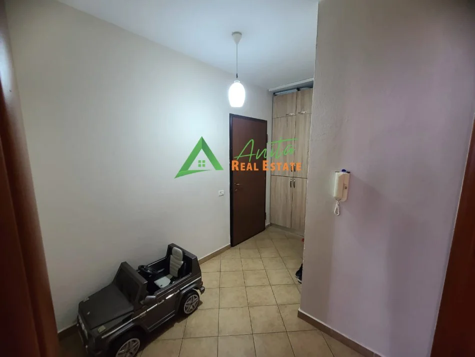 Tirane, jepet me qera apartament 1+1+Ballkon Kati 7, 70 m² 400 € (Kinostudio)