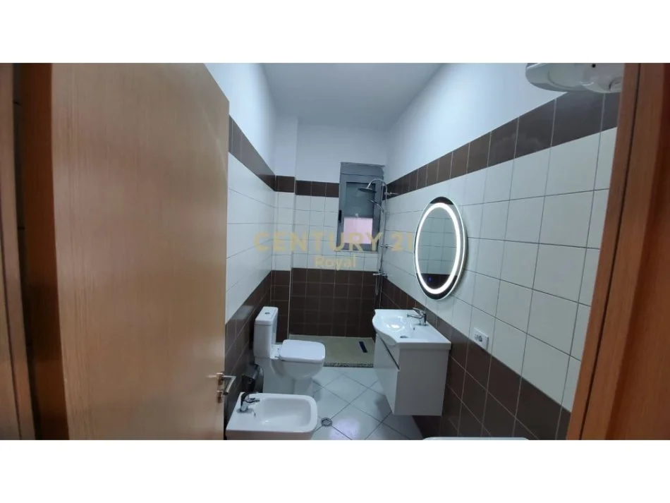Tirane, jepet me qera apartament 1+1 , 63 m² 400 € 