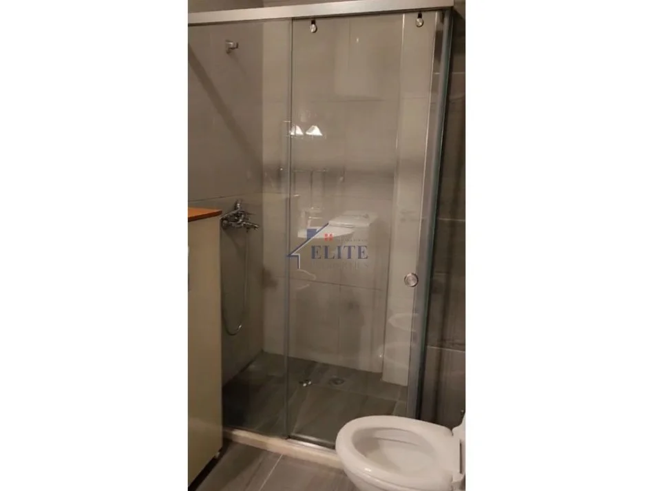 Tirane, jepet me qera apartament 1+1+Ballkon Kati 4, 75 m² 650 € (Pazari i ri)