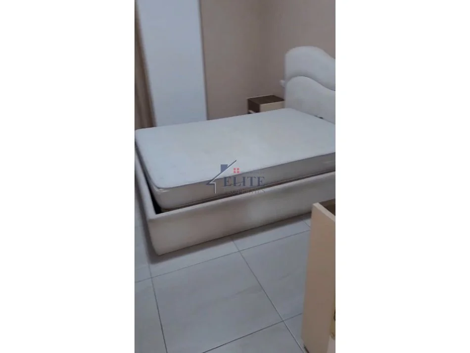 Tirane, jepet me qera apartament 1+1+Ballkon Kati 4, 75 m² 650 € (Pazari i ri)