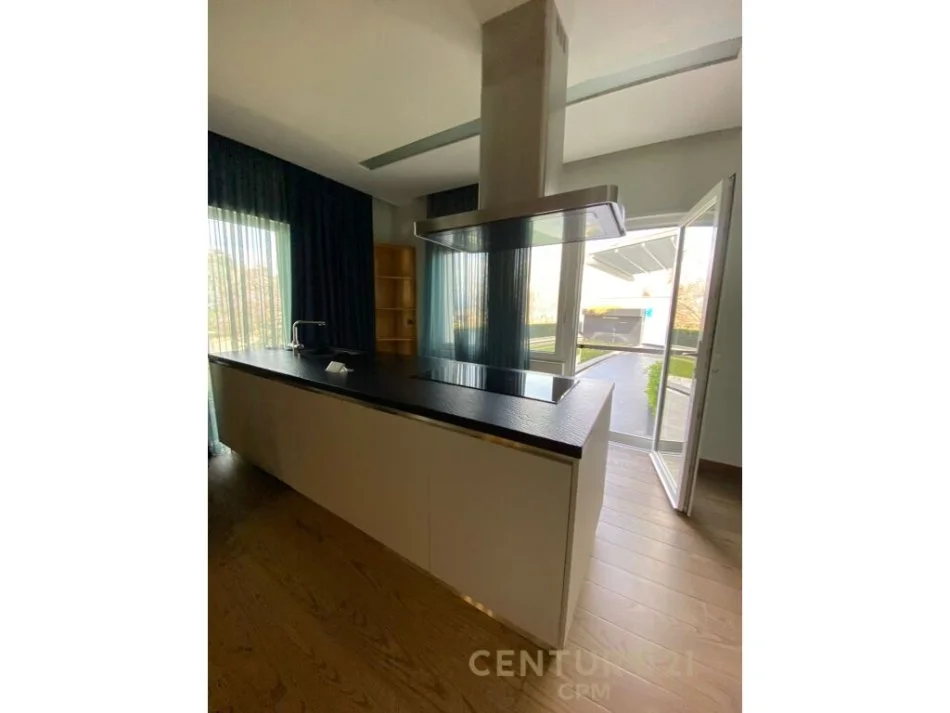 Tirane, jepet me qera Vile 3+1+Aneks+Ballkon Kati 0, 220 m² 2.700 € (KODRA E DIELLIT)