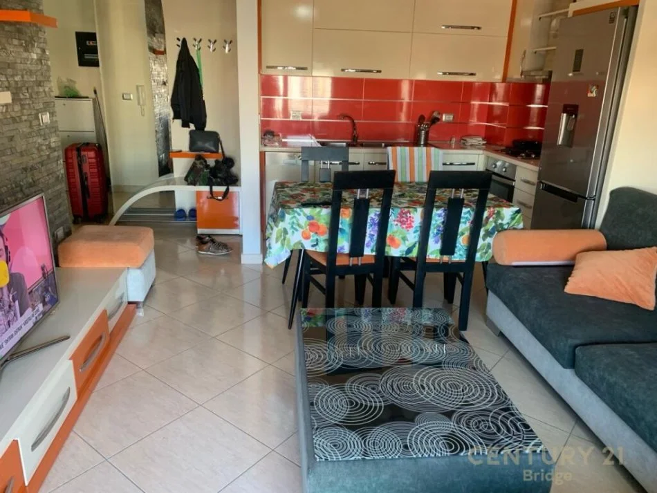 Tirane, jepet me qera apartament 2+1 , 95 m² 500 € 