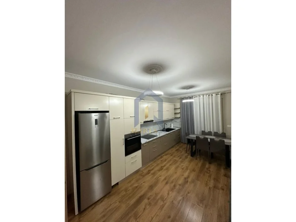 Tirane, jap me qera apartament 2+1+Ballkon Kati 4, 120 m² 1.200 € (Rruga e Kavajes)