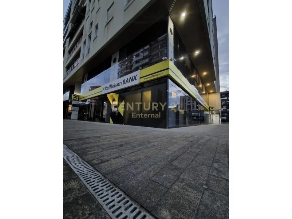 Tirane, jepet me qera ambjent biznesi Kati 1, 85 m² 2.000 € (liqeni i thate)