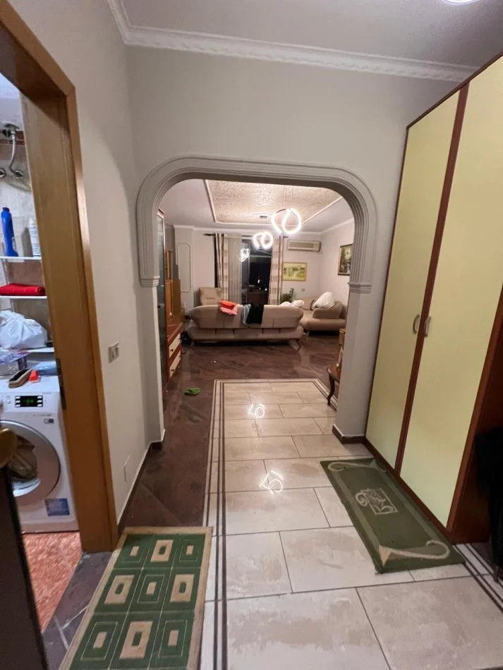 Tirane, jepet me qera apartament 1+1+Ballkon Kati 7, 86 m² 600 € (ne Bllok)