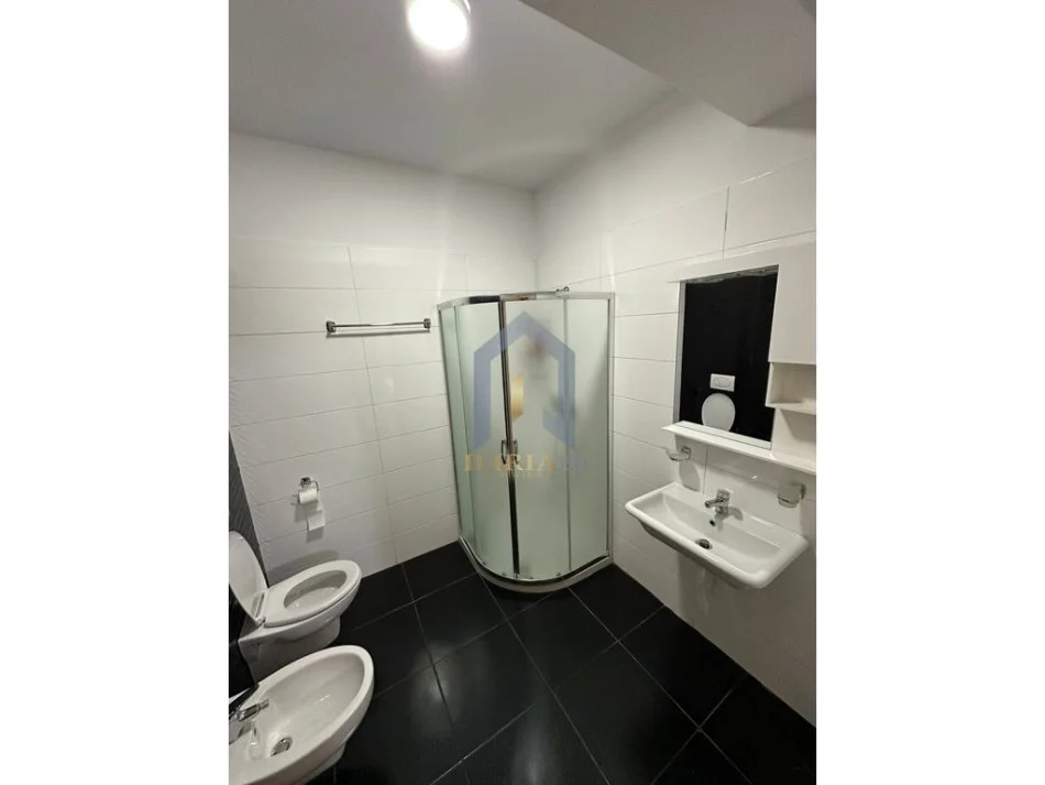 Tirane, jap me qera apartament 2+1+Ballkon Kati 4, 120 m² 1.200 € (Rruga e Kavajes)