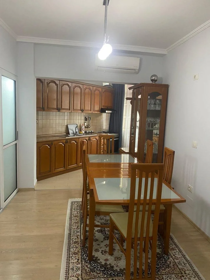 Tirane, jepet me qera apartament 2+1 , 500 €