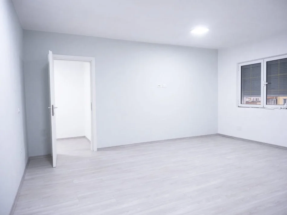 Tirane, jepet me qera zyre Kati 4, 95 m² 1.100 € (Sheshi Wilson)